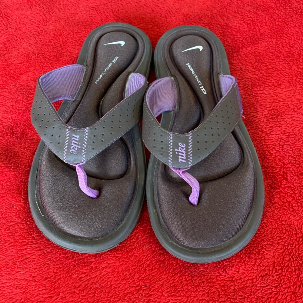 Women’s Nike cushioned flip flops